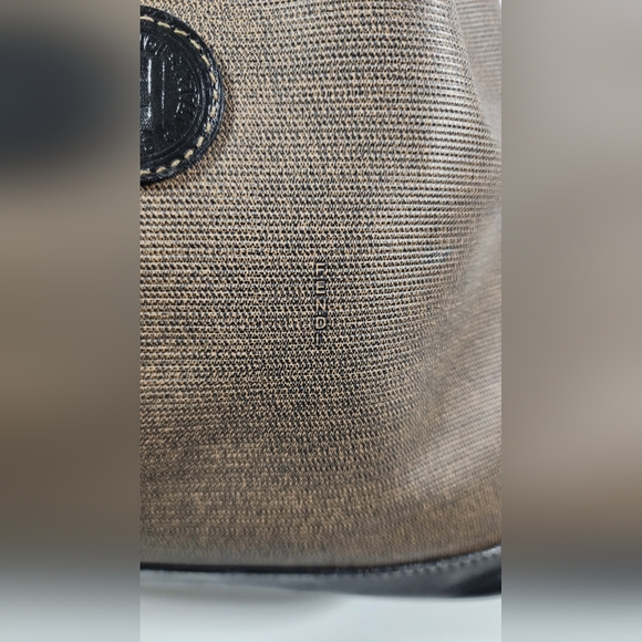 Fendi bucket shoulder/crossbody. Fading on edges/piping. Not original drawstring - Picture 9 of 16